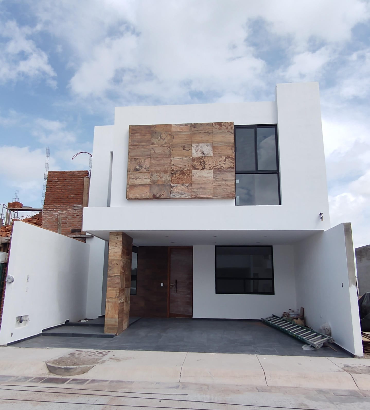 475JCTCVV ESPECTACULAR CASA EN VENTA EN VIÑA ANTIGUA, AGUASCALIENTES.