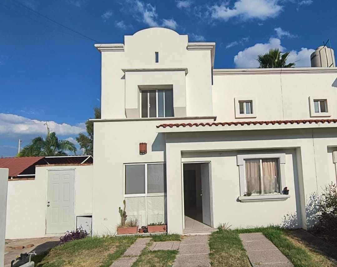 511JCTCRV CASA EN RENTA EN VILLA SUR, CON ESTUPENDOS Y AMPLIOS ESPACIOS Y UN EXCELENTE MANTENIMIENTO, CON VISTA A LA ALBERCA EN EL SUR DE AGUASCALIENTES.