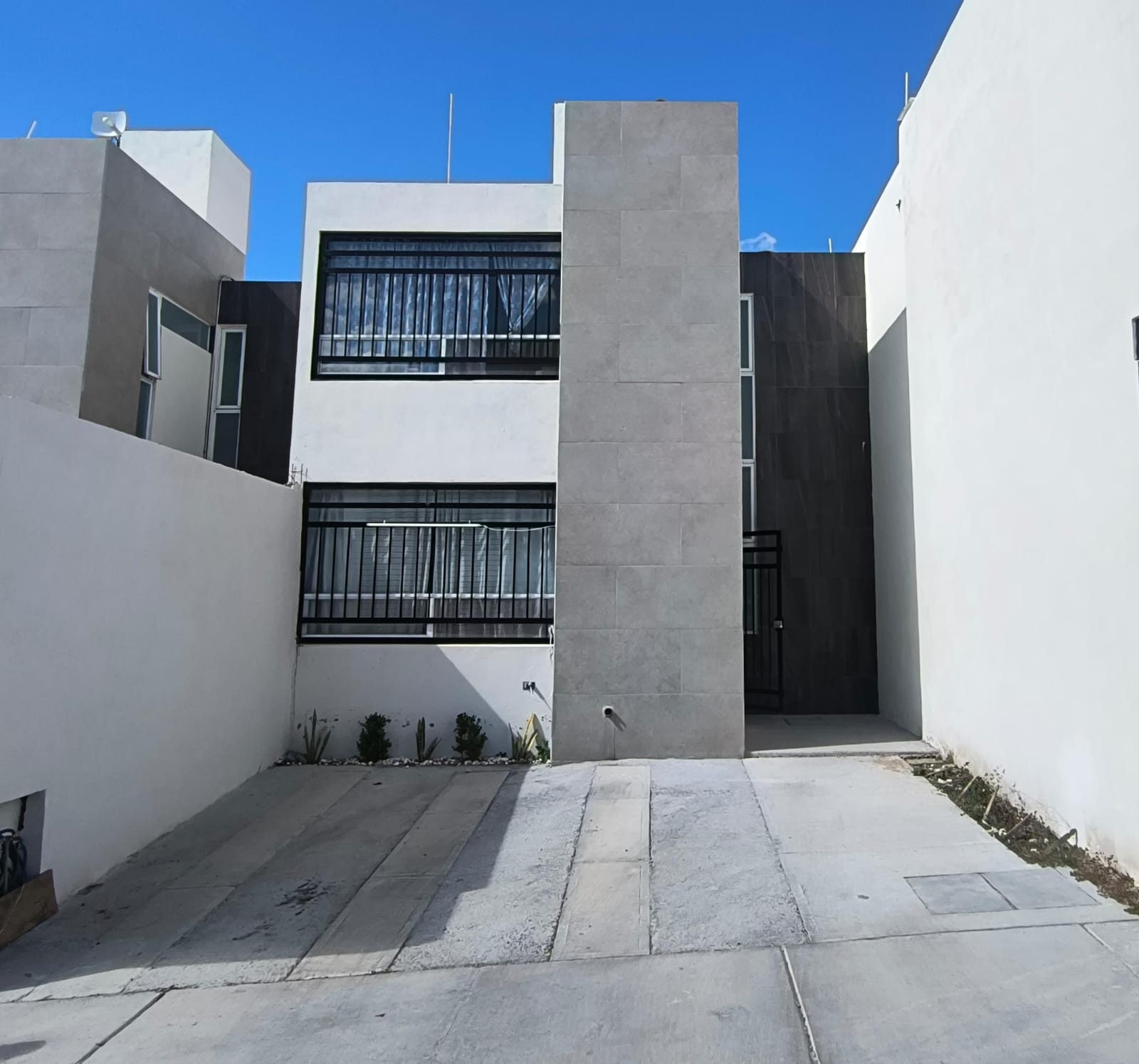 524JCTCVC HERMOSA CASA EN VENTA AL ORIENTE DE AGUASCALIENTES EN CAMINO REAL, ELIJE ESTE EXCLUSIVO FRACCIONAMIENTO CON ALBERCA Y TERRAZA PARA EVENTOS.