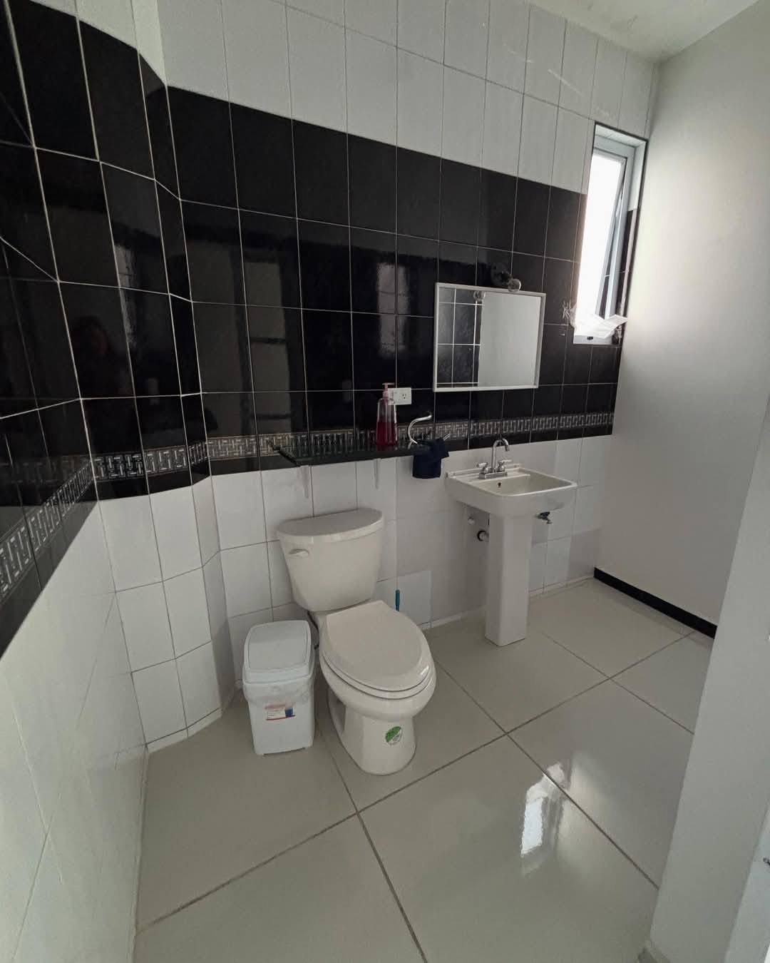 556JCTORH OFICINA Y/O CONSULTORIO EN RENTA, SOBRE HÉROE DE NACOZARI SUR, EN AGUASCALIENTES.