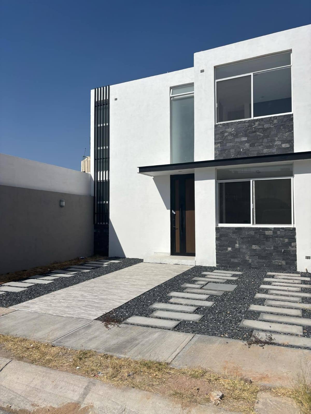 622JCTCVP CASA EN VENTA CON EXCELENTE DISEÑO Y AMPLITUD DE ESPACIOS, AL PONIENTE DE AGUASCALIENTES.