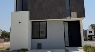 625JCTCVS CASA CON HABITACIÓN EN PLANTA BAJA EN VENTA, AL PONIENTE DE LA CIUDAD EN SANTA BÁRBARA RESIDENCIAL EN AGUASCALIENTES.