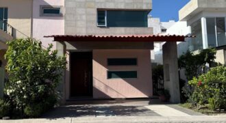 590JCTCVL APROVECHA EL PRECIO DE ESTA CASA EN VENTA EN RESIDENCIAL LAS PLAZAS, AL NORTE DE LA CIUDAD DE AGUASCALIENTES.