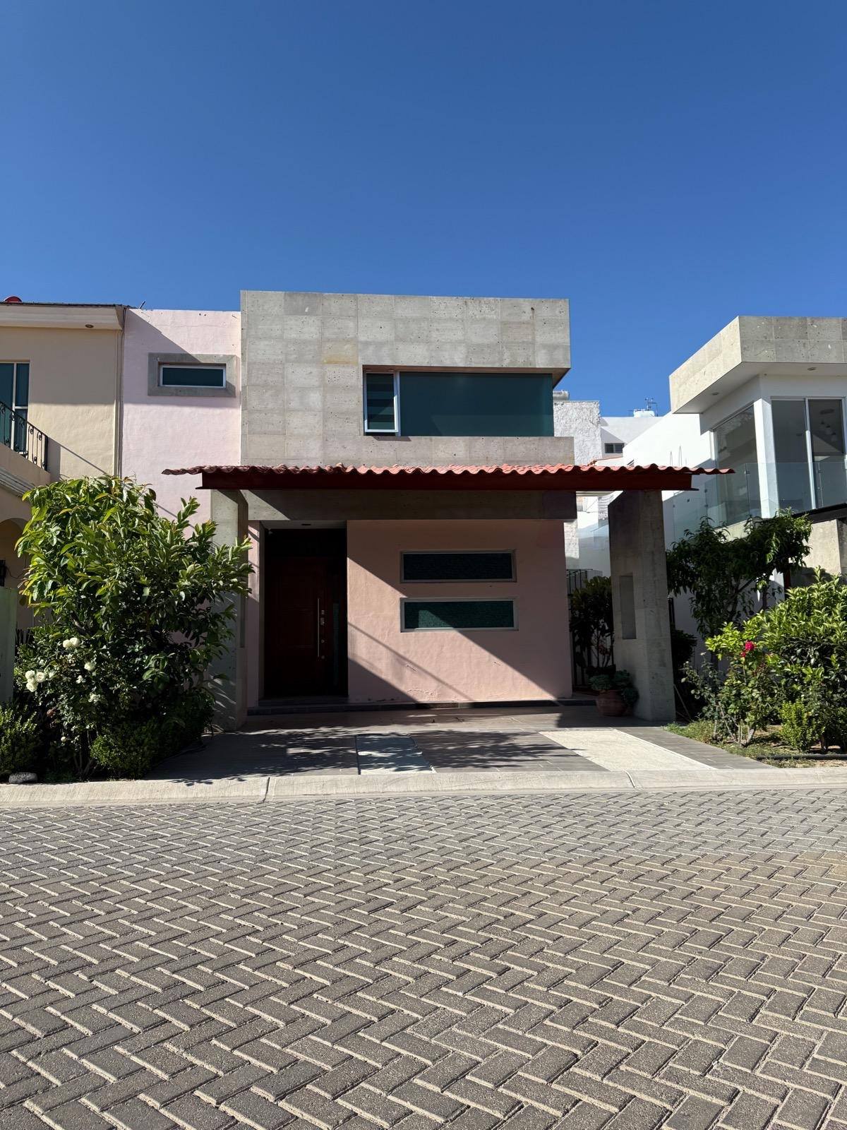 590JCTCVL APROVECHA EL PRECIO DE ESTA CASA EN VENTA EN RESIDENCIAL LAS PLAZAS, AL NORTE DE LA CIUDAD DE AGUASCALIENTES.