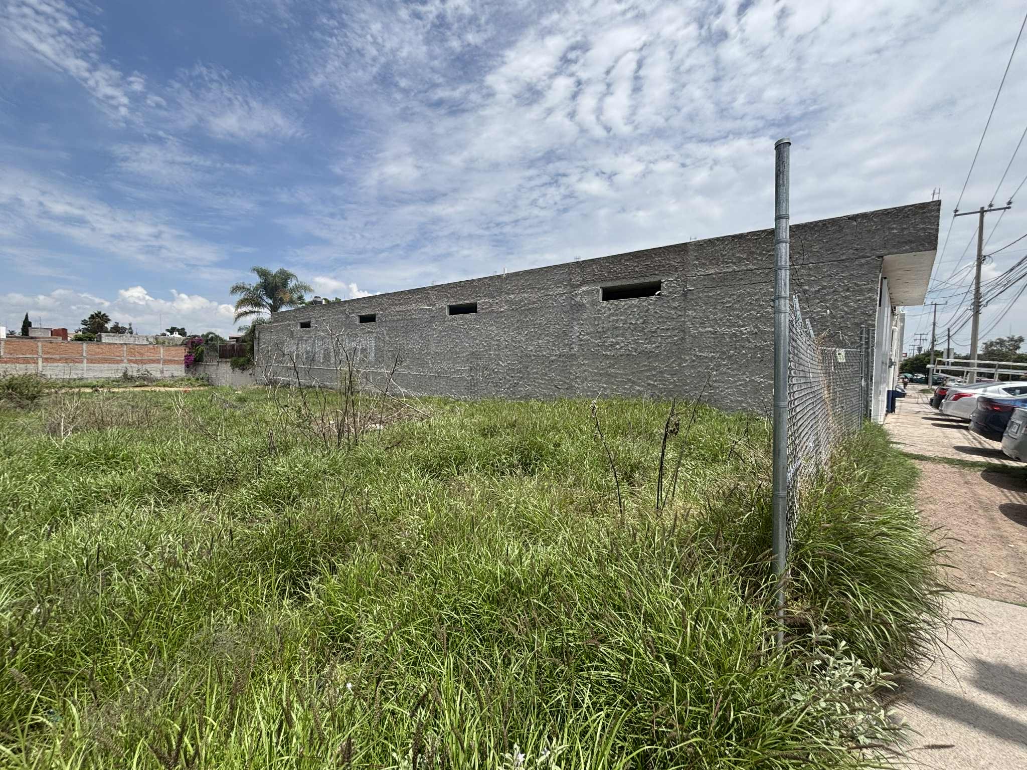 662JCTTVH TERRENO EN VENTA SOBRE HEROE DE NACOZARI AL SUR DE LA CIUDAD, EN JARDINES DEL PARQUE.