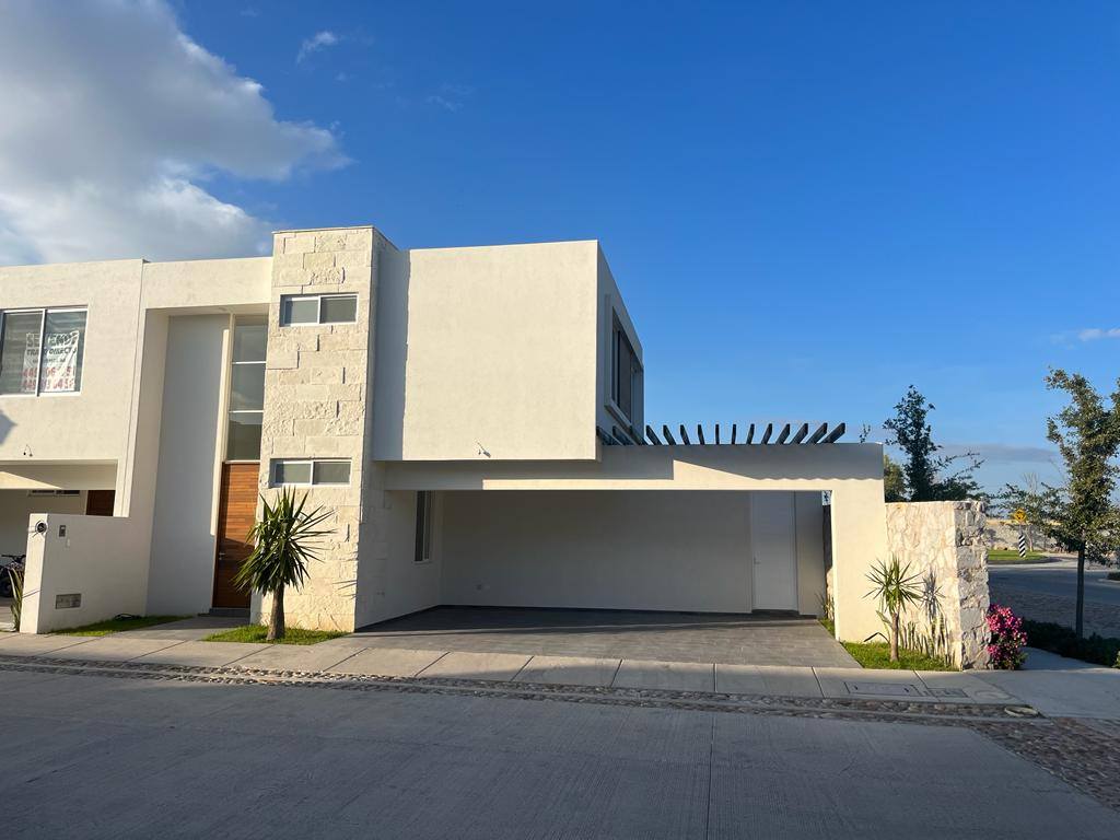 671JCTCVS IMPONENTE RESIDENCIA NUEVA EN VENTA CON ACABADOS DE LUJO, AL SUR DE AGUASCALIENTES.