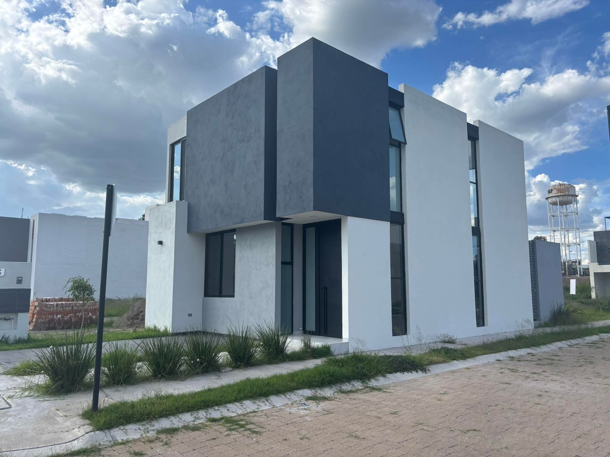 625JCTCVS CASA CON HABITACIÓN EN PLANTA BAJA EN VENTA, AL PONIENTE DE LA CIUDAD EN SANTA BÁRBARA RESIDENCIAL EN AGUASCALIENTES.