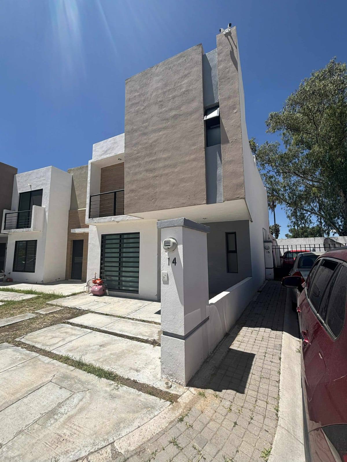 683JCTCVS ESPECTACULAR CASA EN VENTA EN SAN GERARDO RESIDENCIAL, AL SUR DE AGUASCALIENTES.