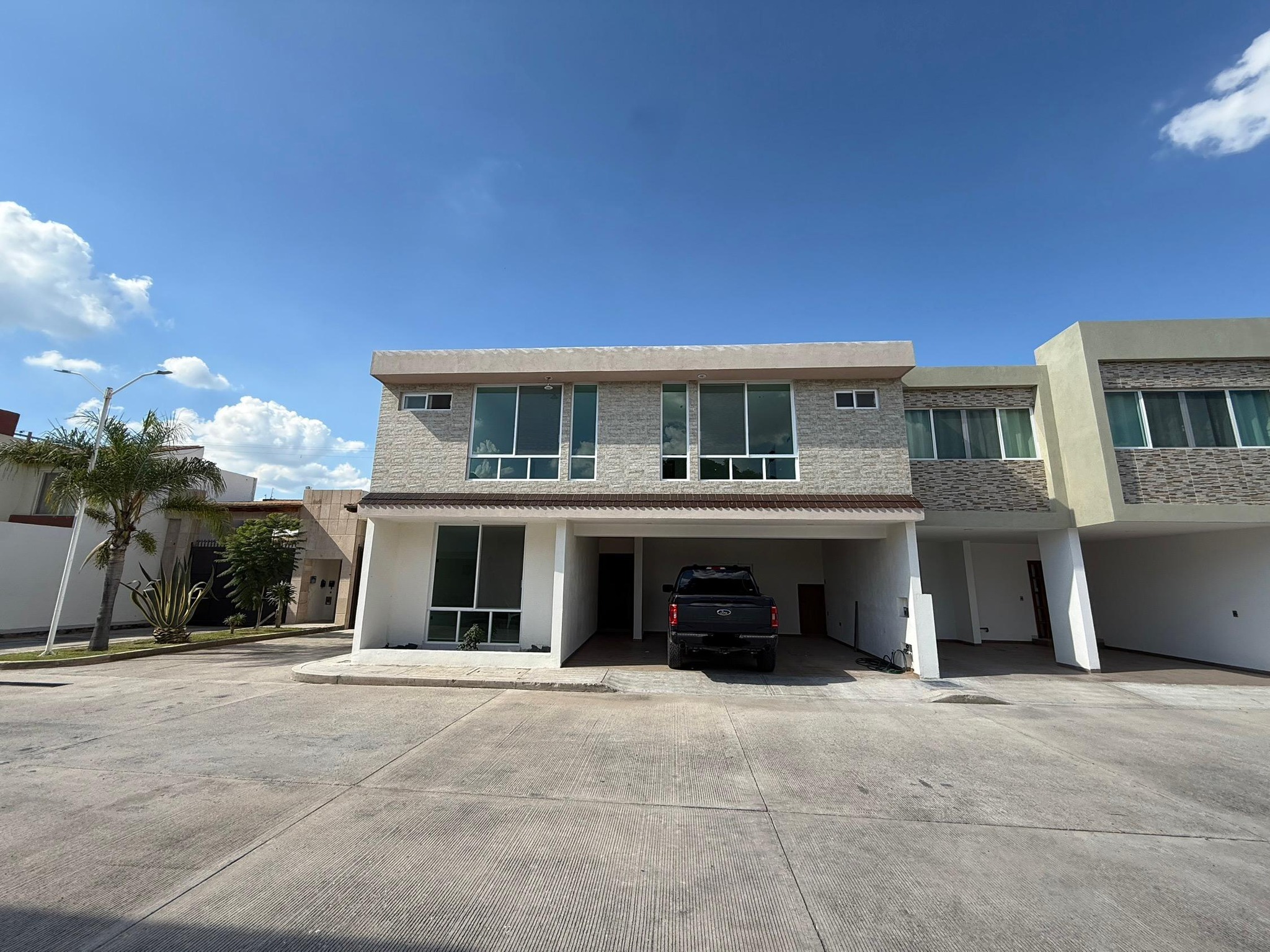 685JCTCVC ESPECTACULAR CASA EN VENTA DENTRO DE CERRADA EN CORRAL DE BARRANCOS, AGUASCALIENTES.