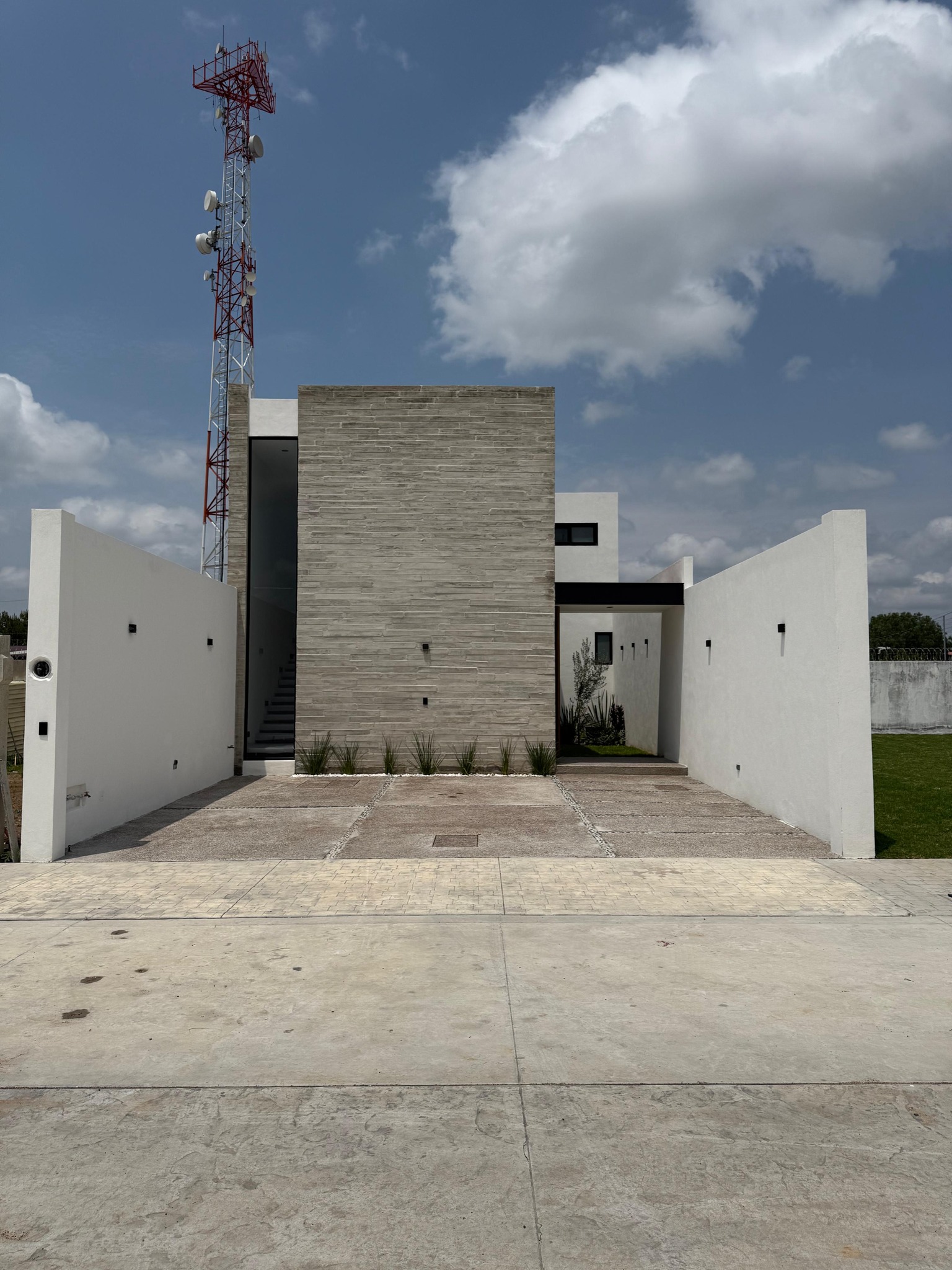 677JCTCVM RESIDENCIA EN VENTA EN CERRADA MEDELLIN, AL NORTE DE AGUASCALIENTES.