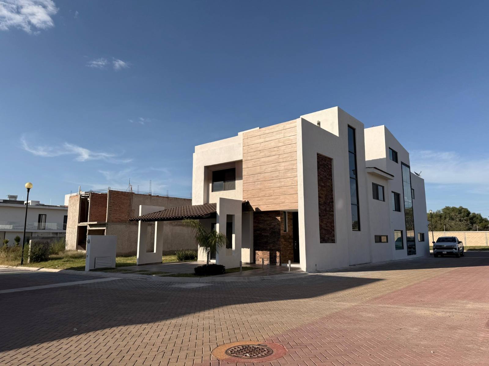 708 ESPECTACULAR CASA EN VENTA EN LAS PLAZAS RESIDENCIAL, AL NORTE DE LA CIUDAD DE AGUASCALIENTES.