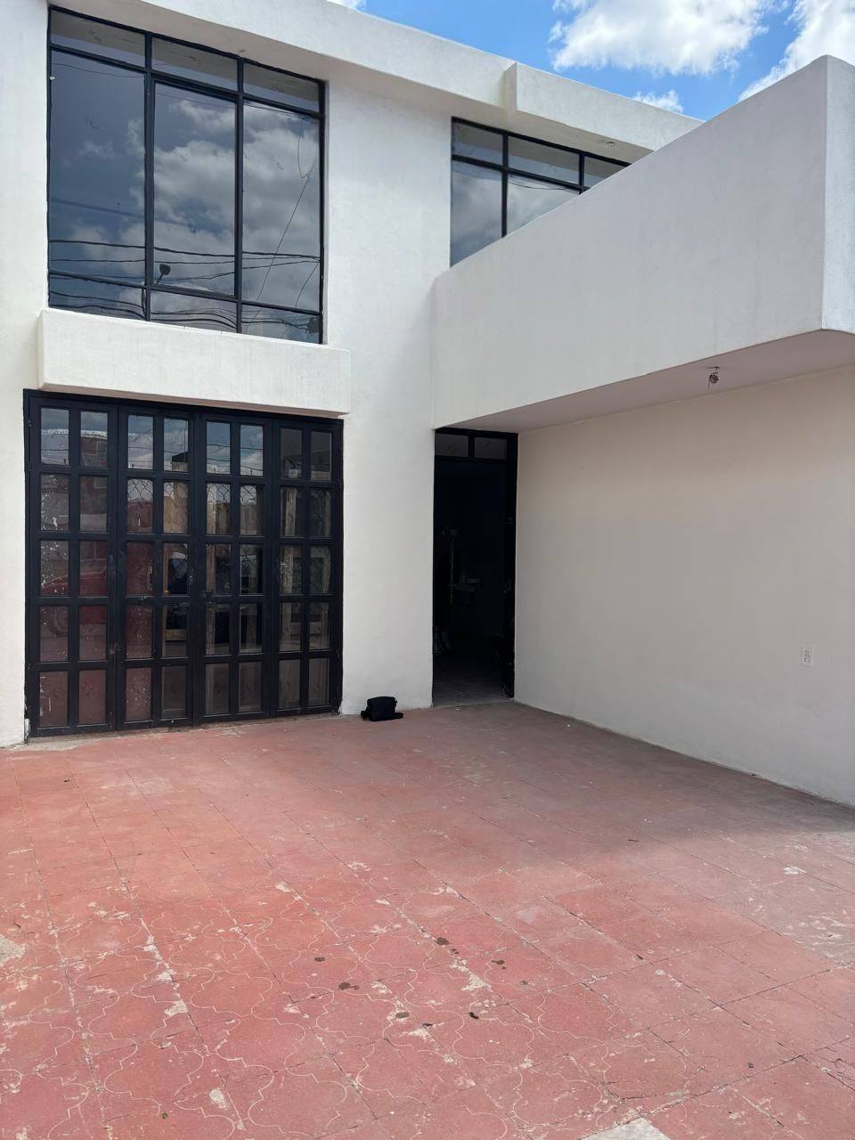701JCTCVP CASA EN VENTA, SOBRE AVENIDA PRINCIPAL AL PONIENTE DE LA CIUDAD DE AGUASCALIENTES.