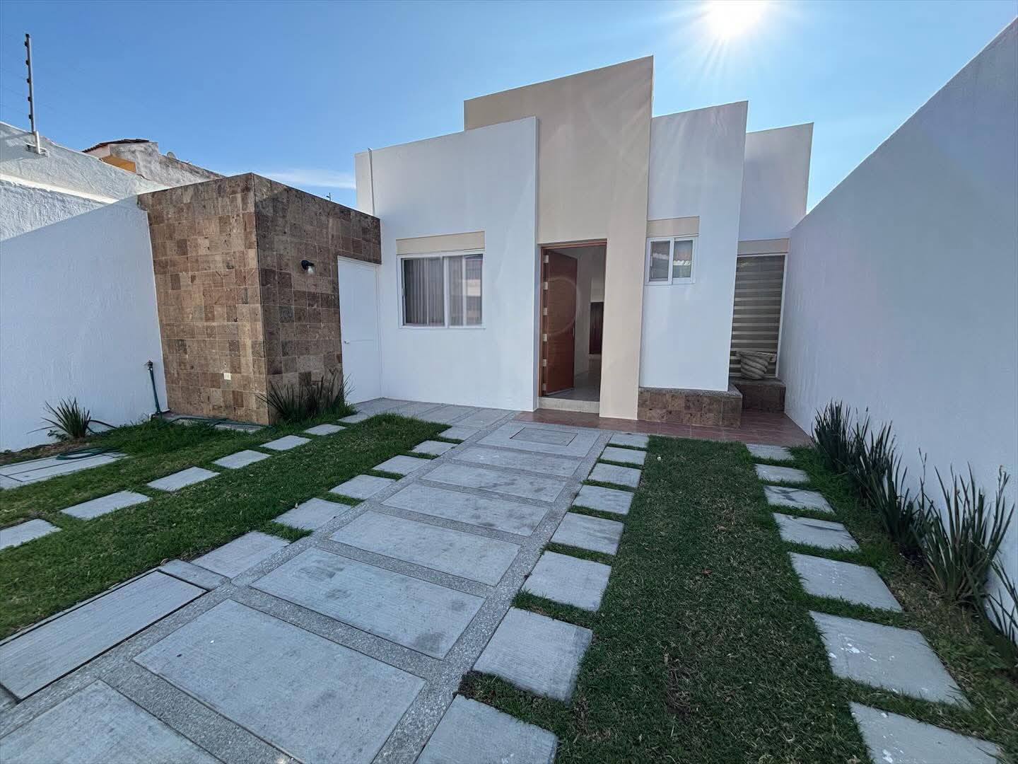 722JCTCRV AMPLIA CASA DE UNA PLANTA EN RENTA EN VIÑA ANTIGUA, AGUASCALIENTES.