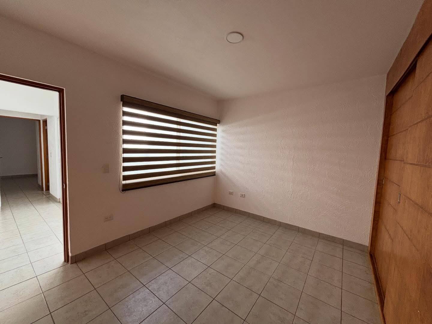 722JCTCRV AMPLIA CASA DE UNA PLANTA EN RENTA EN VIÑA ANTIGUA, AGUASCALIENTES.