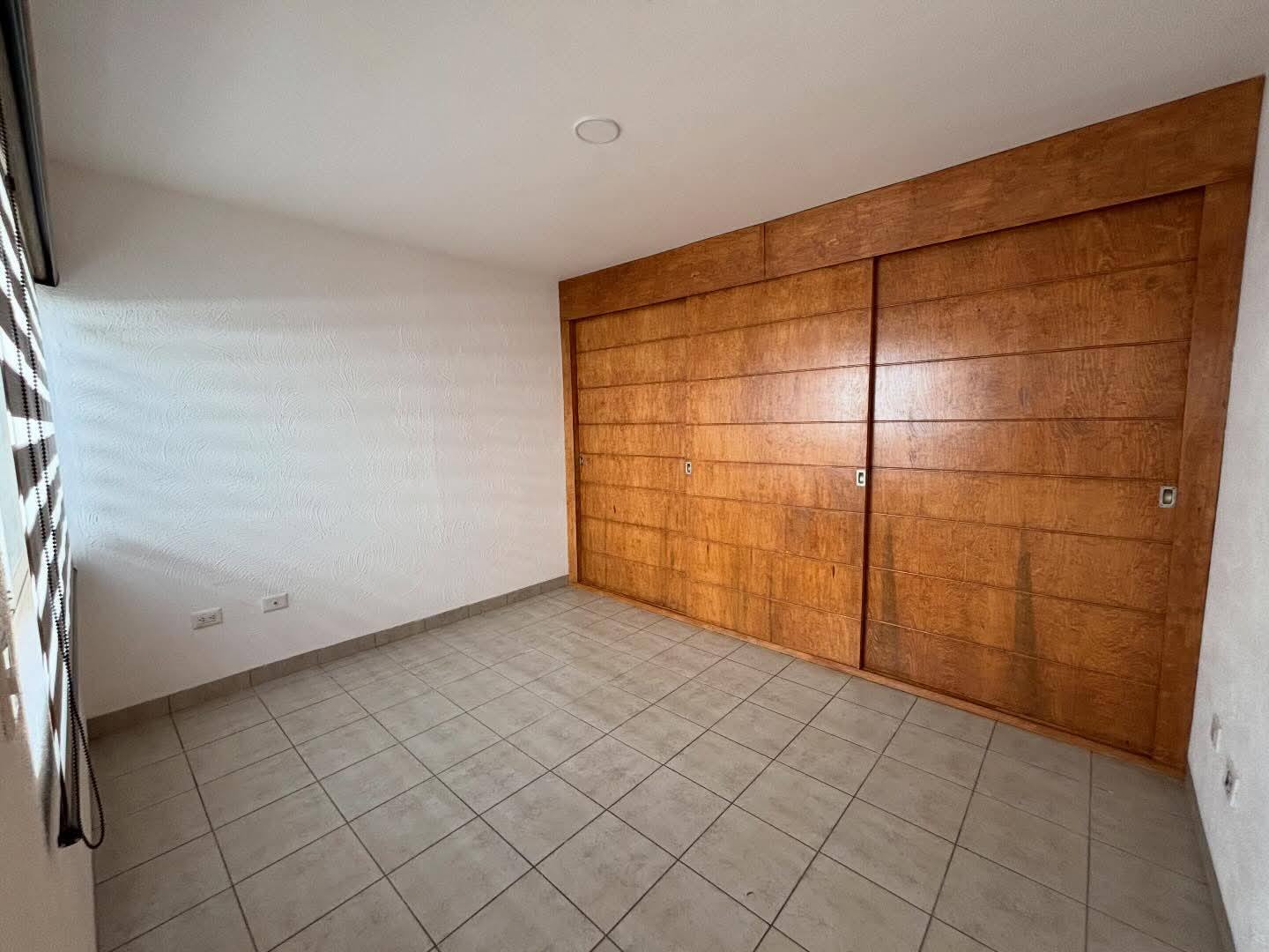 722JCTCRV AMPLIA CASA DE UNA PLANTA EN RENTA EN VIÑA ANTIGUA, AGUASCALIENTES.