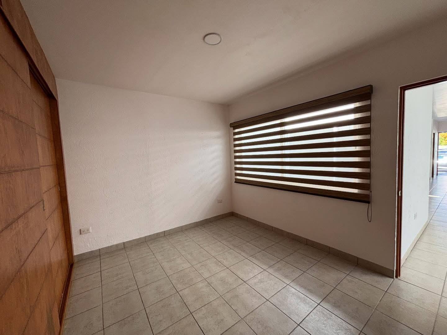 722JCTCRV AMPLIA CASA DE UNA PLANTA EN RENTA EN VIÑA ANTIGUA, AGUASCALIENTES.