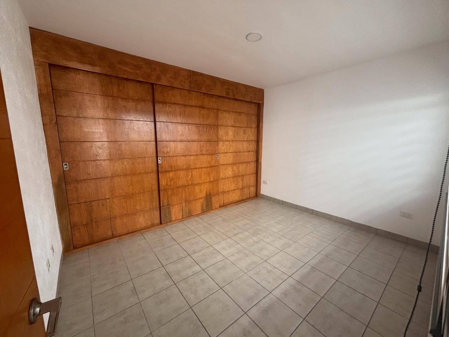 722JCTCRV AMPLIA CASA DE UNA PLANTA EN RENTA EN VIÑA ANTIGUA, AGUASCALIENTES.