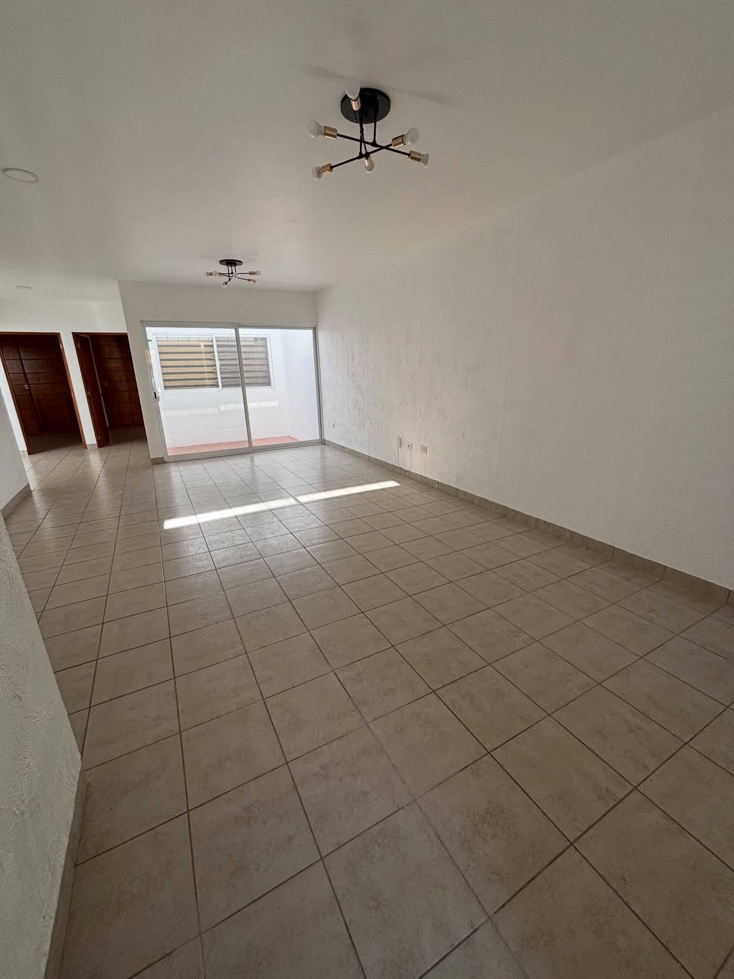 722JCTCRV AMPLIA CASA DE UNA PLANTA EN RENTA EN VIÑA ANTIGUA, AGUASCALIENTES.