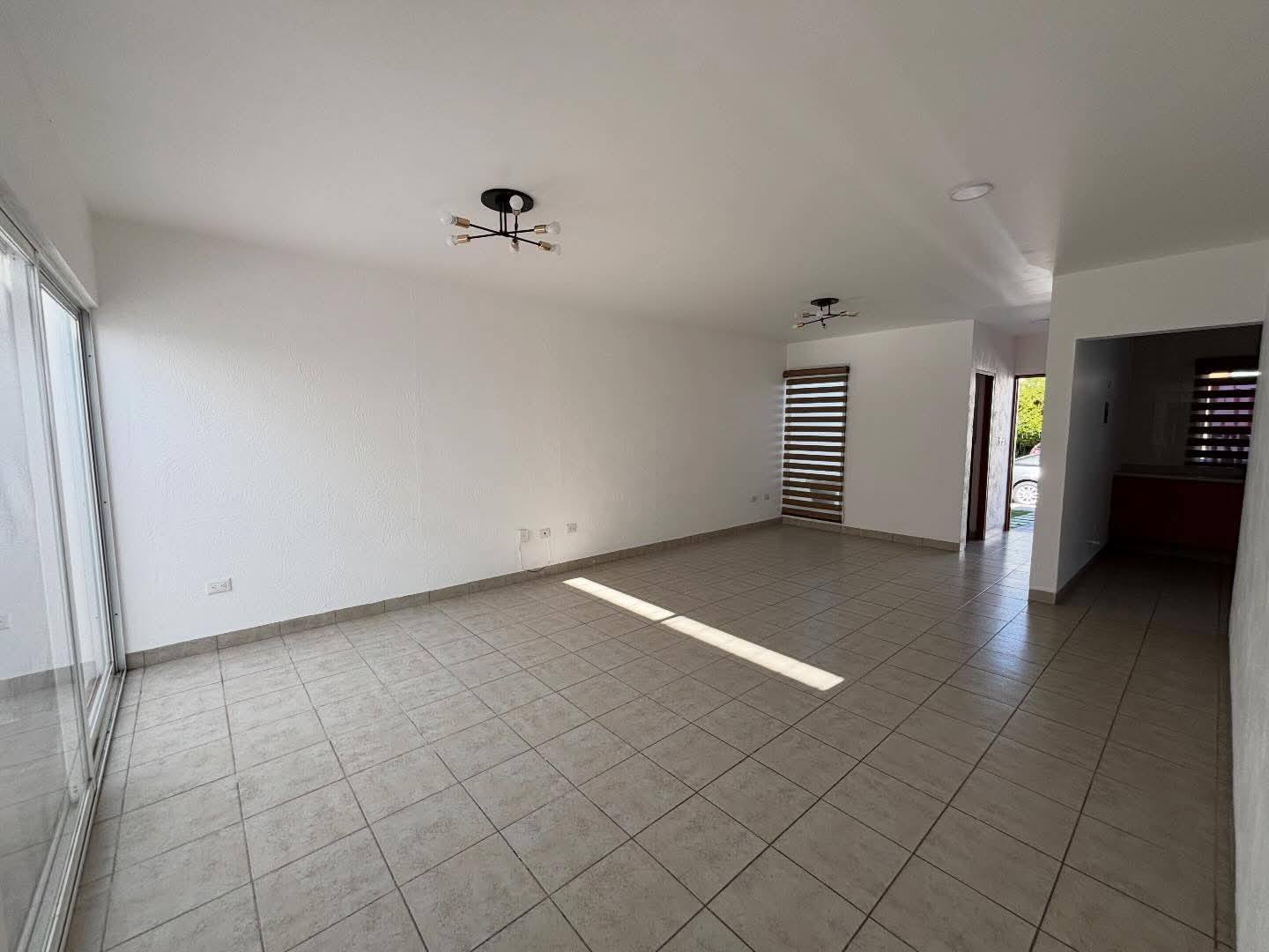 722JCTCRV AMPLIA CASA DE UNA PLANTA EN RENTA EN VIÑA ANTIGUA, AGUASCALIENTES.