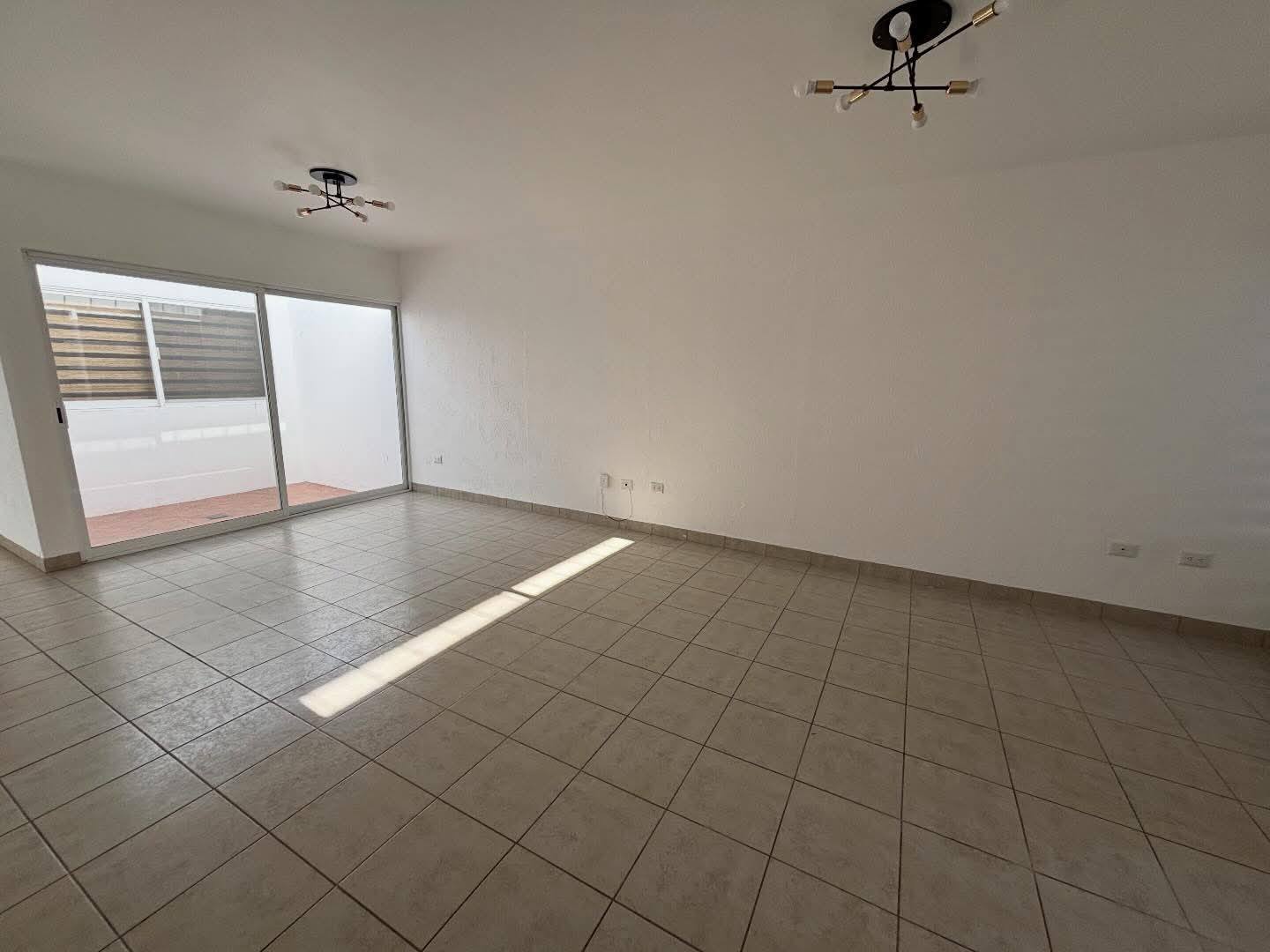 722JCTCRV AMPLIA CASA DE UNA PLANTA EN RENTA EN VIÑA ANTIGUA, AGUASCALIENTES.