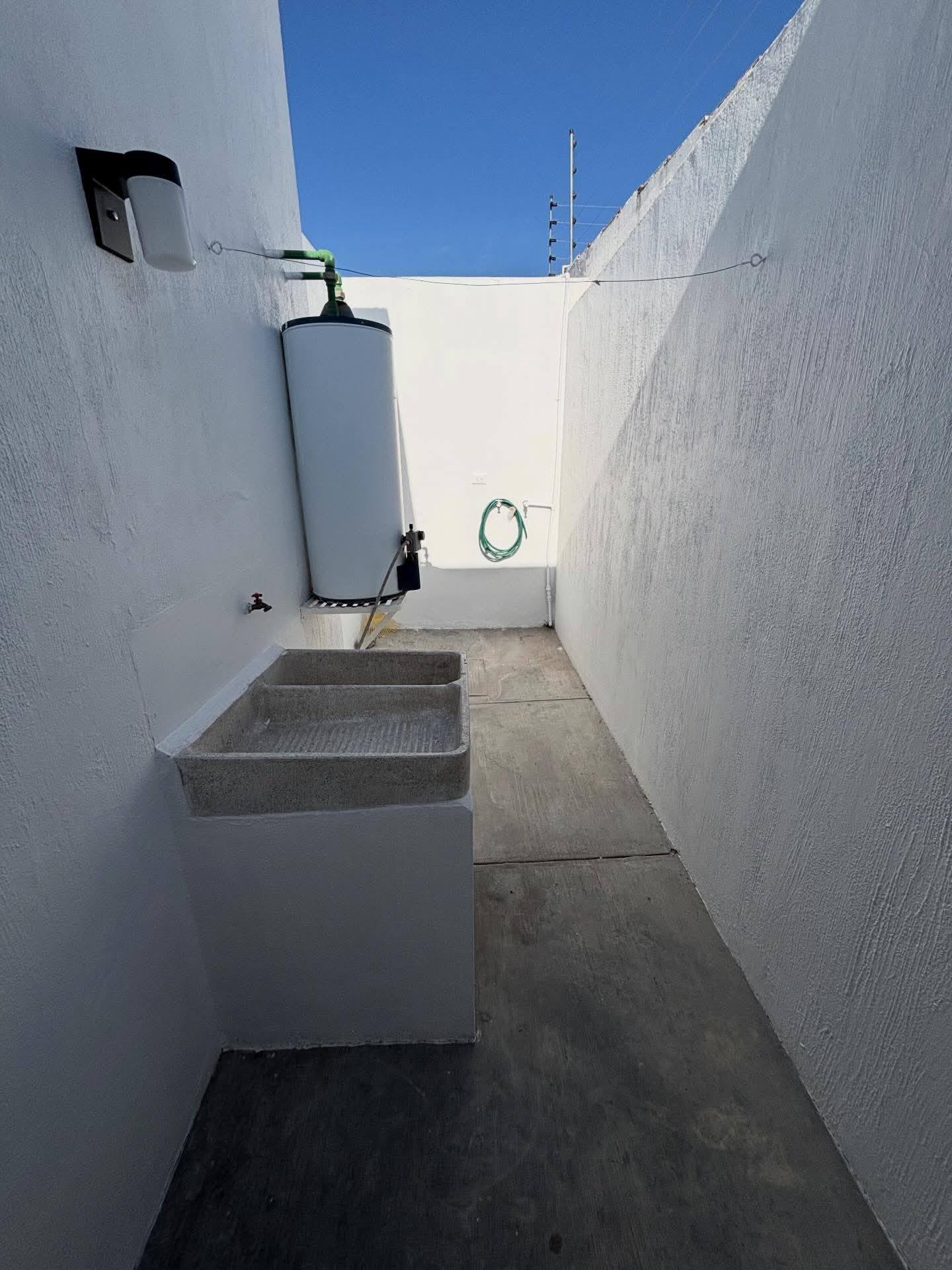 722JCTCRV AMPLIA CASA DE UNA PLANTA EN RENTA EN VIÑA ANTIGUA, AGUASCALIENTES.