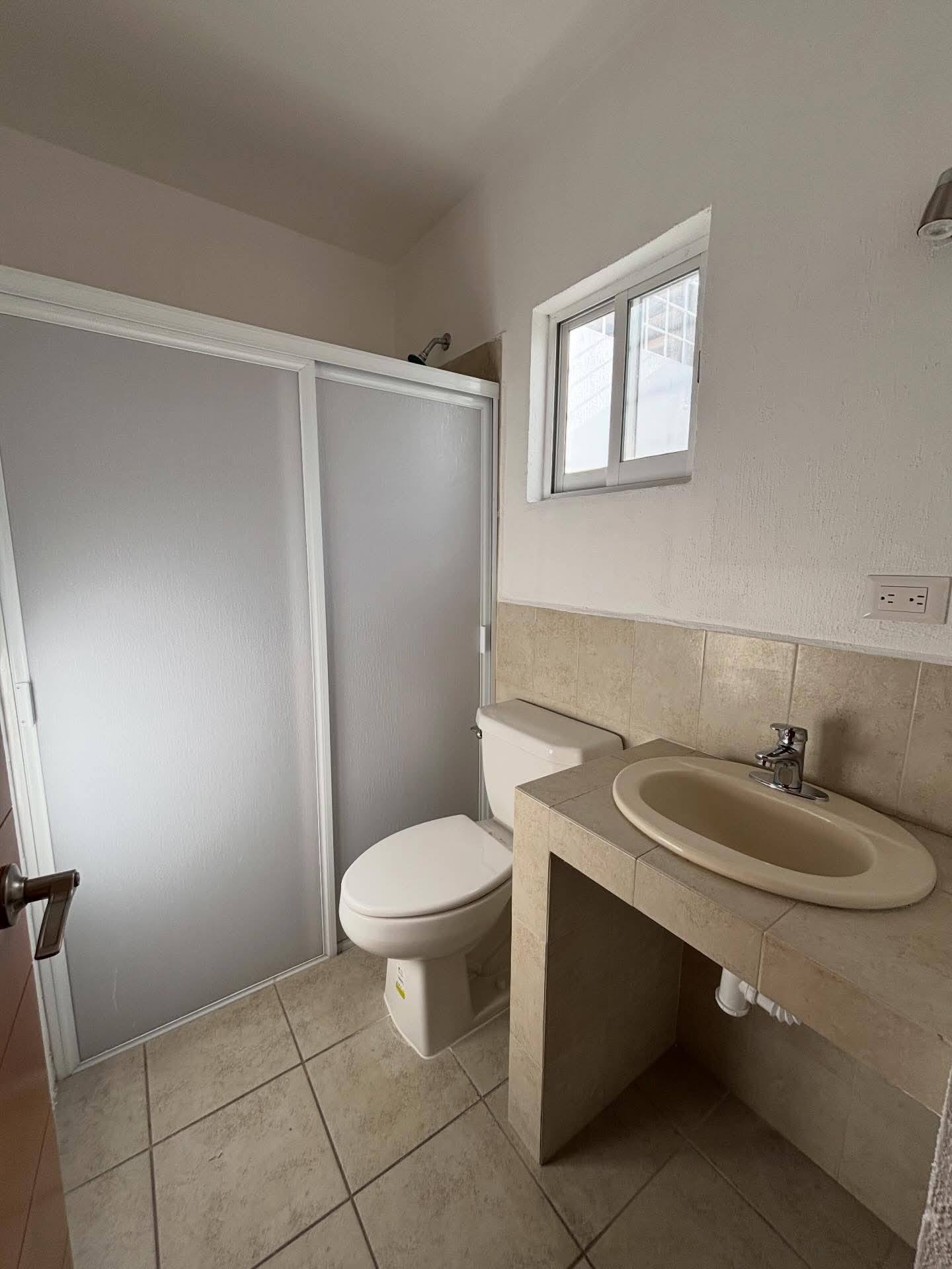 722JCTCRV AMPLIA CASA DE UNA PLANTA EN RENTA EN VIÑA ANTIGUA, AGUASCALIENTES.