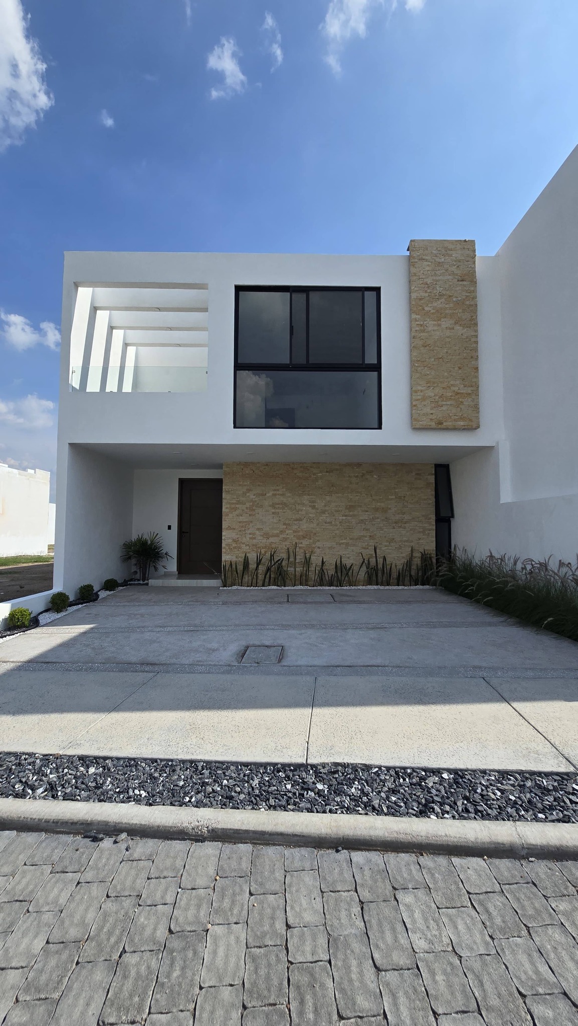 732JCTCVC VIVE CON ESTILO Y COMODIDAD EN CEIBA RESIDENCIAL CON ESTA CASA EN VENTA AL PONIENTE DE AGUASCALIENTES.