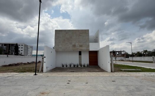 681 Casa en venta en cerrada Medellín, Aguascalientes.