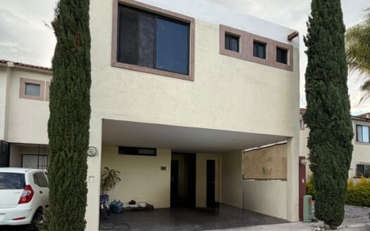 CASA EN VENTA EN FUENTES DEL LAGO