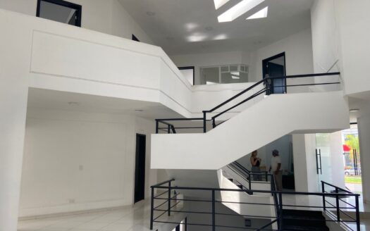 OFICINA EN RENTA DENTRO DE EFICIO SOBRE COLOSIO