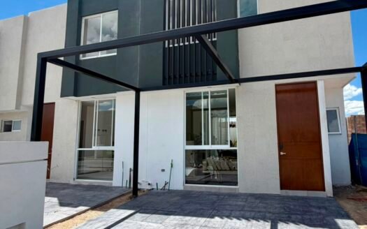 CASA NUEVA EN VENTA DENTRO DE COTO EN ARROYO