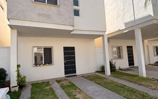CASA EN RENTA EN RANCHO SANTA MÓNICA