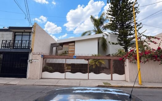 CASA MUY AMPLIA EN RETAN EN LE CENTRO DE AGUASCALIENTES
